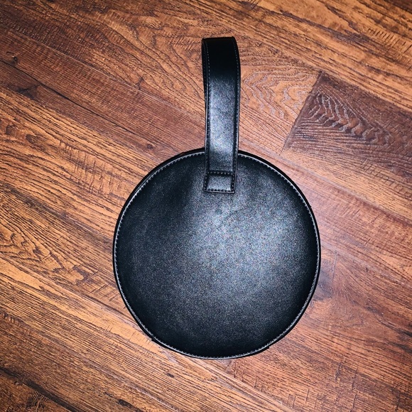 Forever 21 Handbags - FOREVER 21 ROUND CLUTCH PURSE